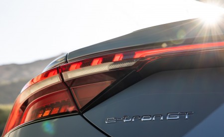 2022 Audi e-tron GT quattro Tail Light Wallpapers  450x275 (23)