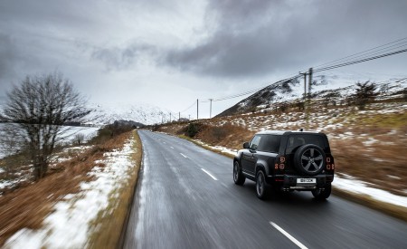 2022 Land Rover Defender V8 90 Rear Three-Quarter Wallpapers 450x275 (4)
