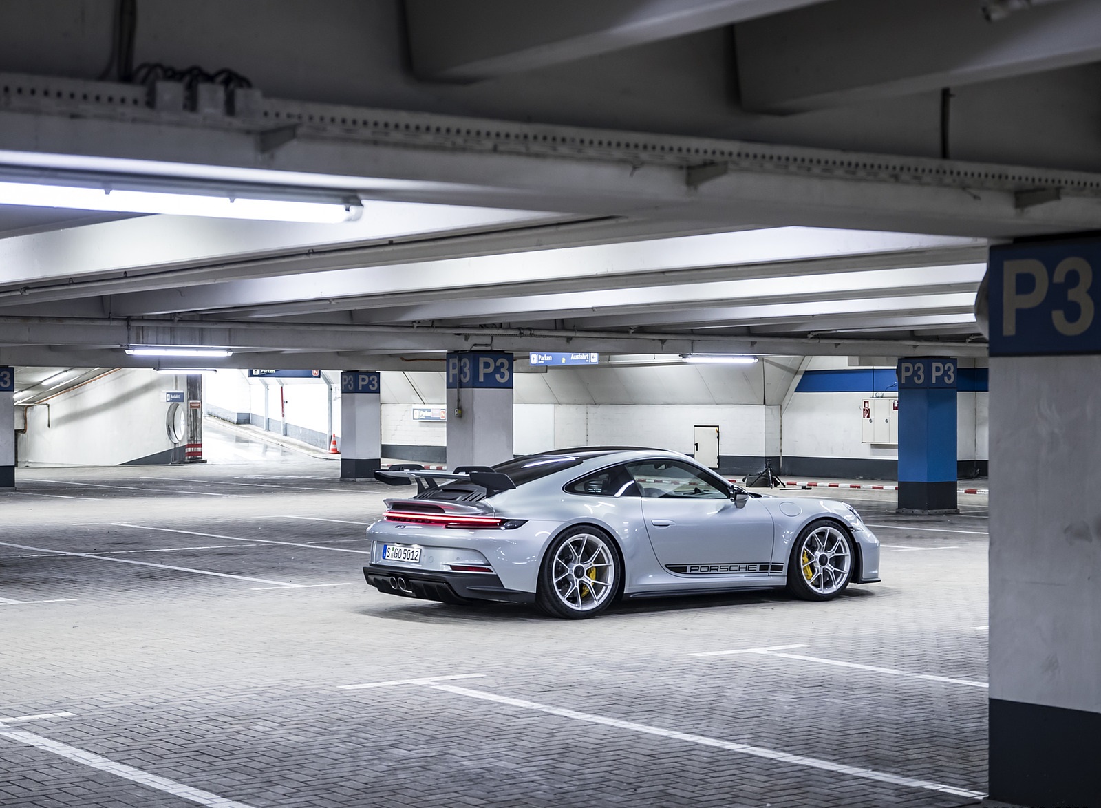 2022 Porsche 911 GT3 (Color: Dolomite Silver Metallic) Rear Three-Quarter Wallpapers #225 of 247