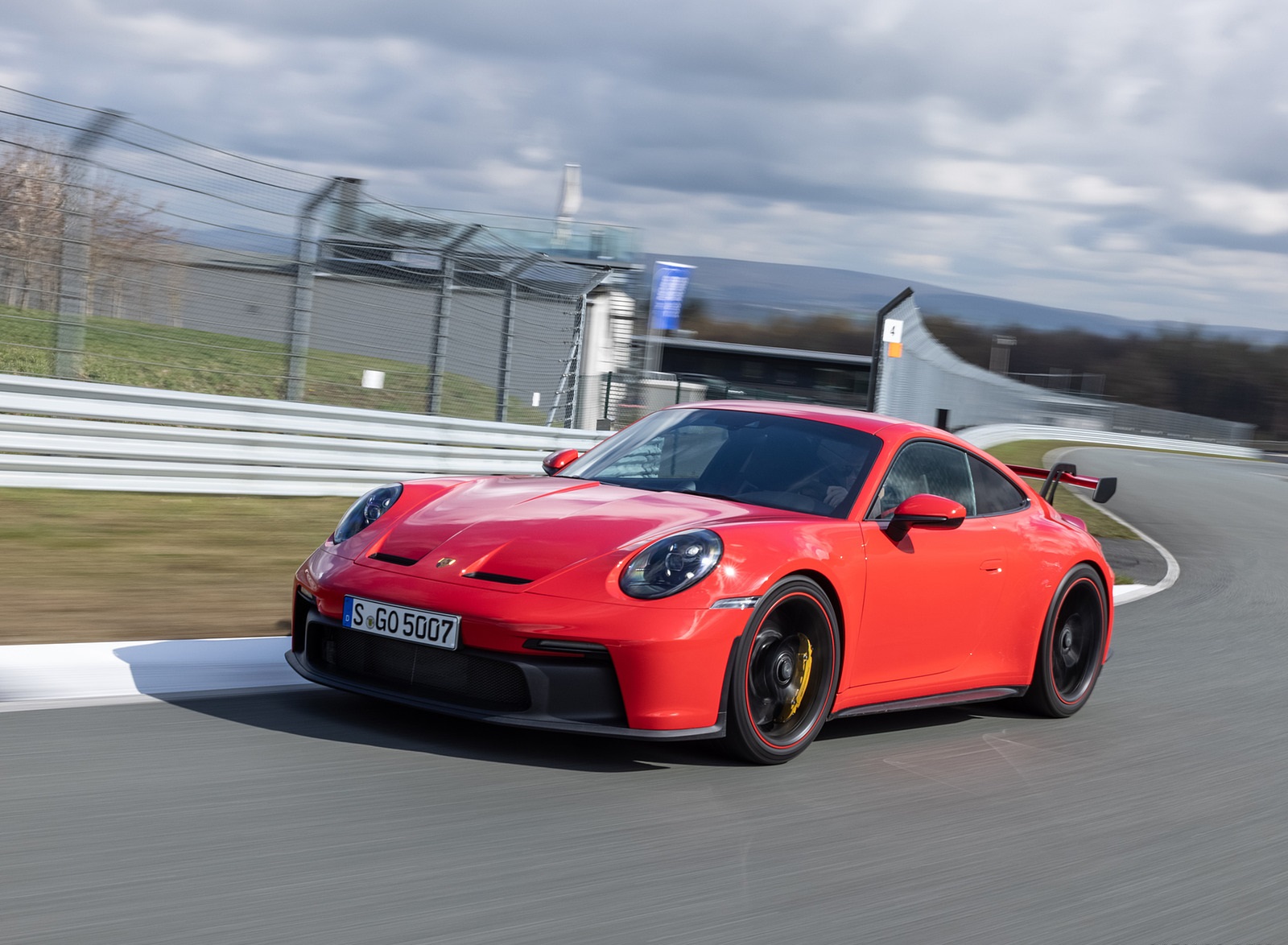 2022 Porsche 911 GT3 (Color: Guards Red) Front Three-Quarter Wallpapers #21 of 247