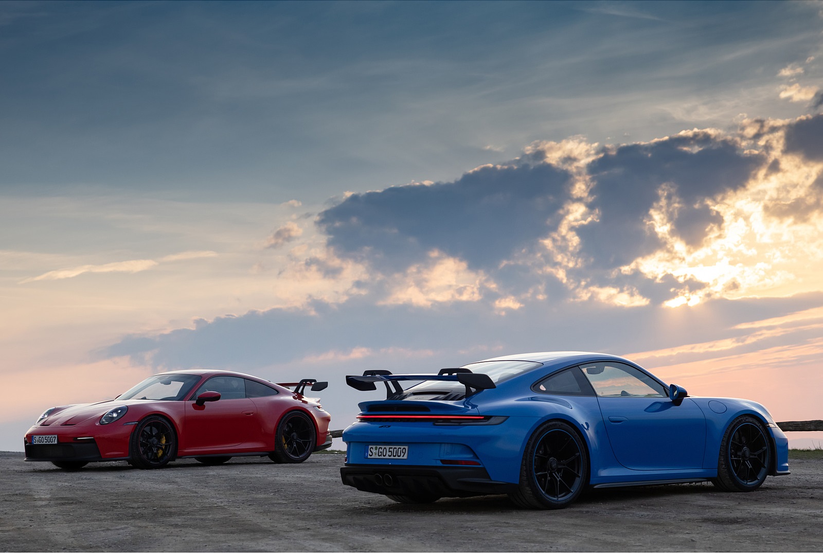 2022 Porsche 911 GT3 (Color: Guards Red) and Porsche 911 GT3 (Color: Shark Blue) Wallpapers #31 of 247