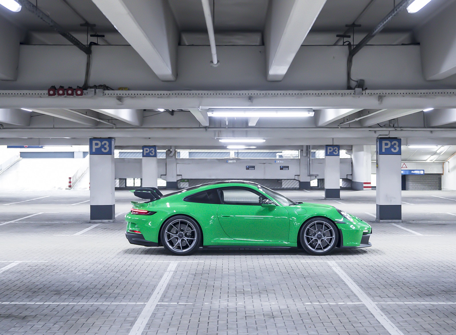 2022 Porsche 911 GT3 (Color: Python Green) Side Wallpapers #178 of 247
