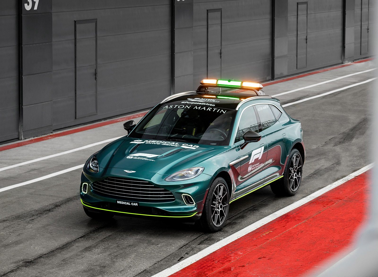 2021 Aston Martin DBX Formula 1 Medical Car Front Three-Quarter Wallpapers #6 of 14