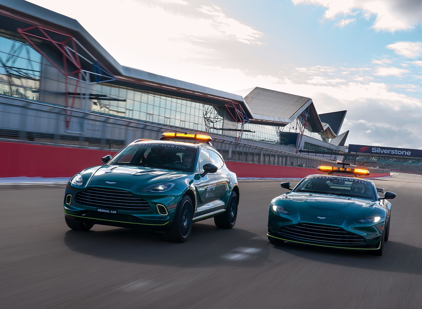 2021 Aston Martin DBX Formula 1 Medical Car Front Three-Quarter Wallpapers #2 of 14