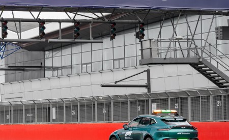 2021 Aston Martin DBX Formula 1 Medical Car Rear Three-Quarter Wallpapers  450x275 (9)