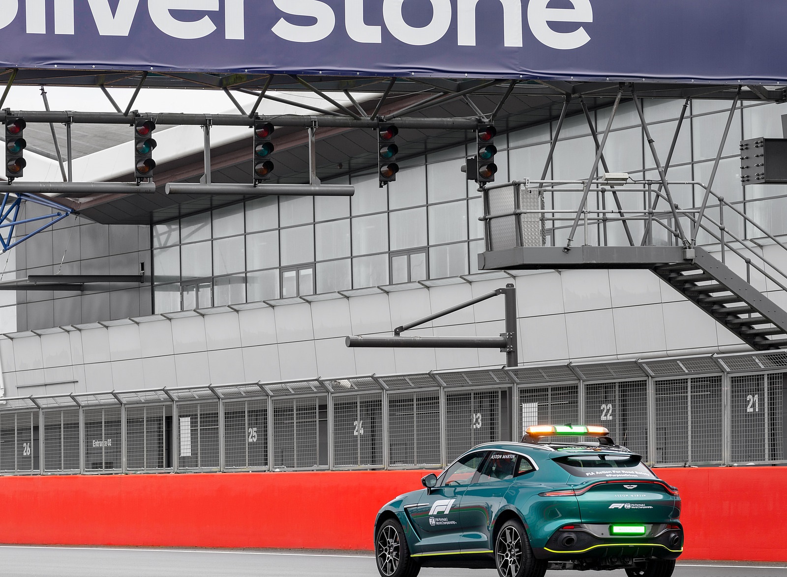2021 Aston Martin DBX Formula 1 Medical Car Rear Three-Quarter Wallpapers (9)