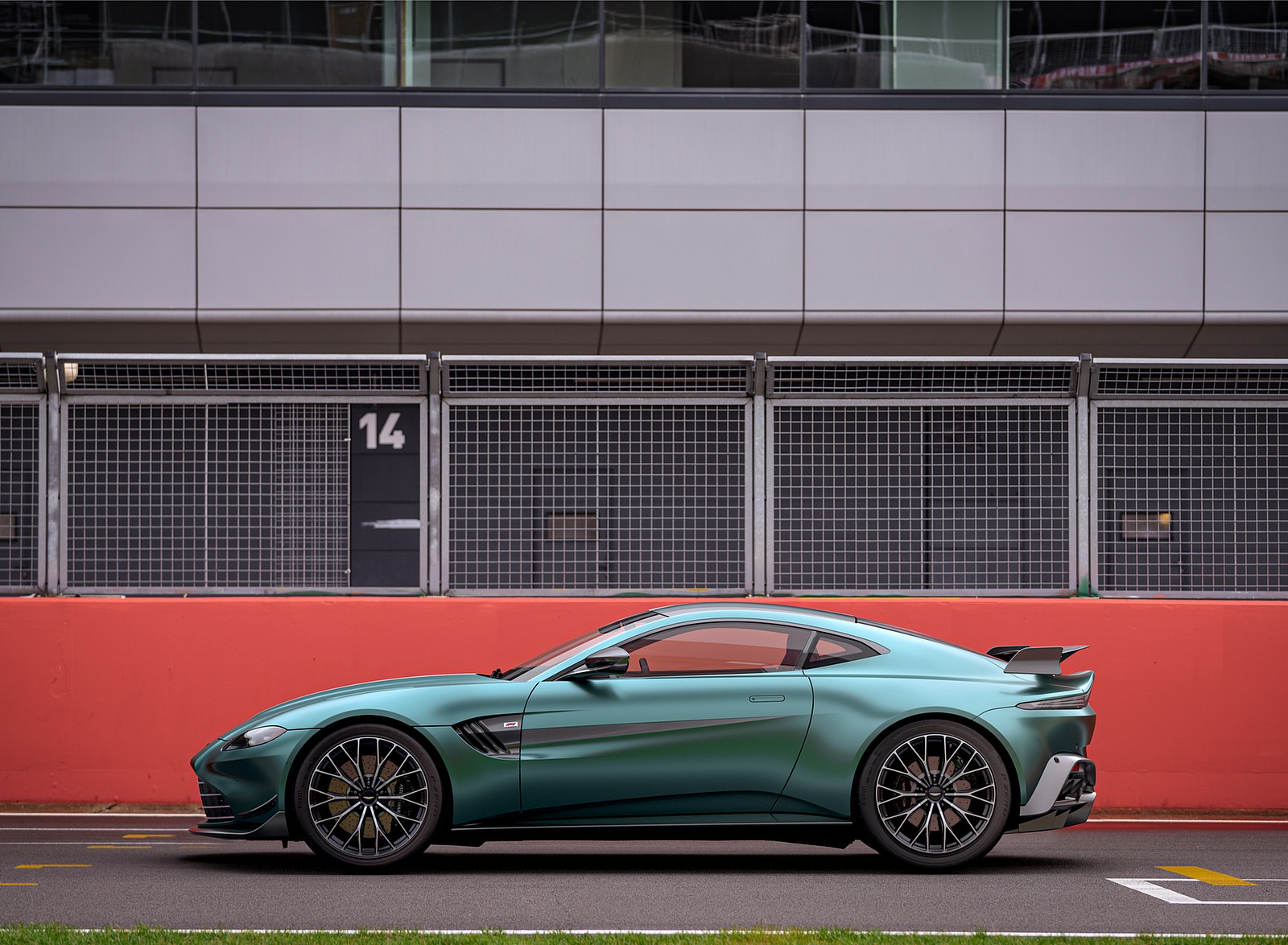 2021 Aston Martin Vantage F1 Edition Side Wallpapers (7)