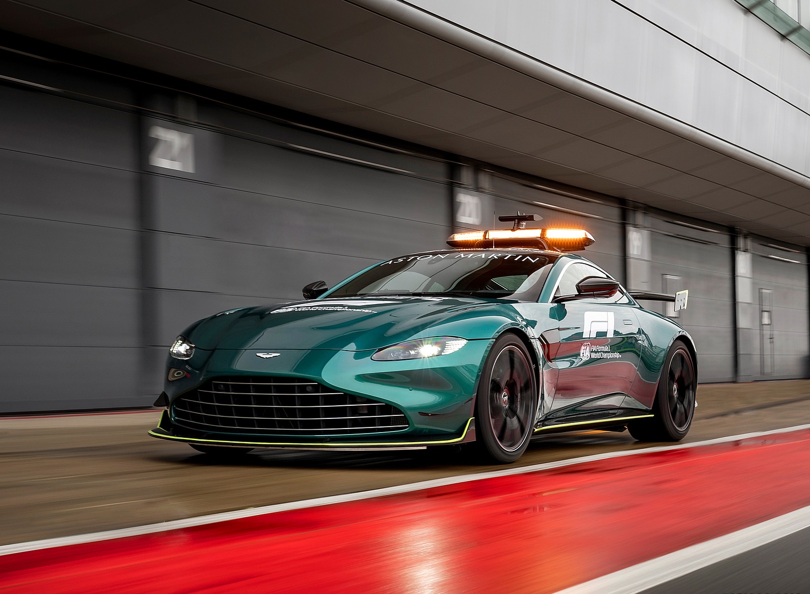 2021 Aston Martin Vantage Formula 1 Safety Car Front Three-Quarter Wallpapers  (2)