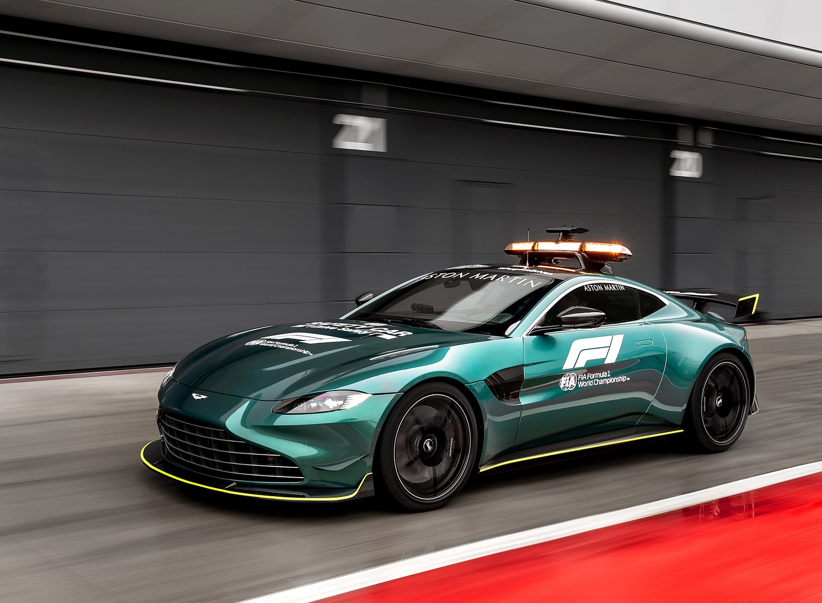 2021 Aston Martin Vantage Formula 1 Safety Car Front Three-Quarter Wallpapers  (3)