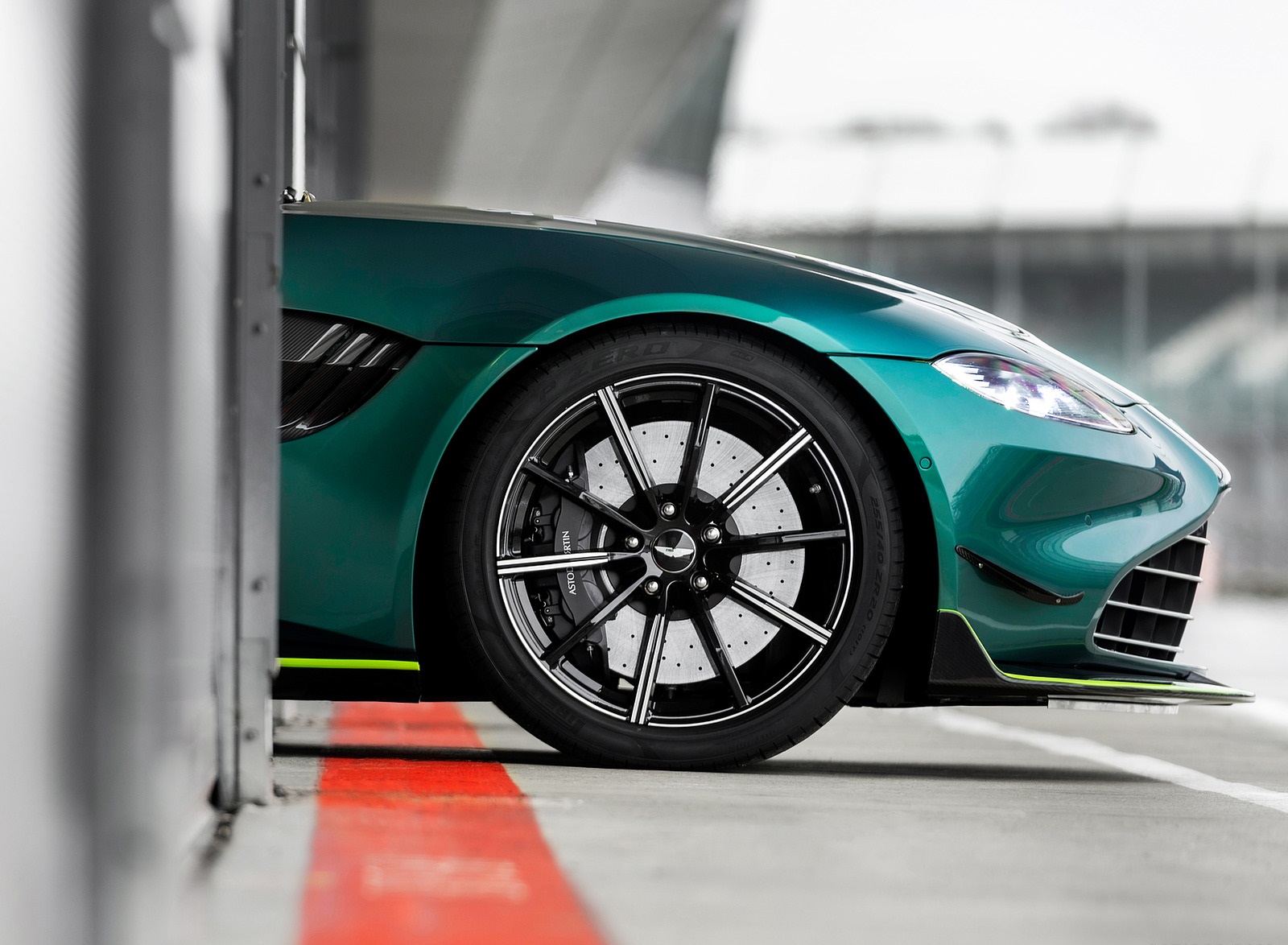 2021 Aston Martin Vantage Formula 1 Safety Car Wheel Wallpapers #19 of 22