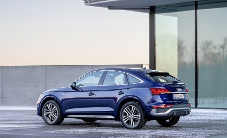2021 Audi Q5 Sportback TFSI e (Color: Navarra Blue) Rear Three-Quarter Wallpapers 450x275 (6)