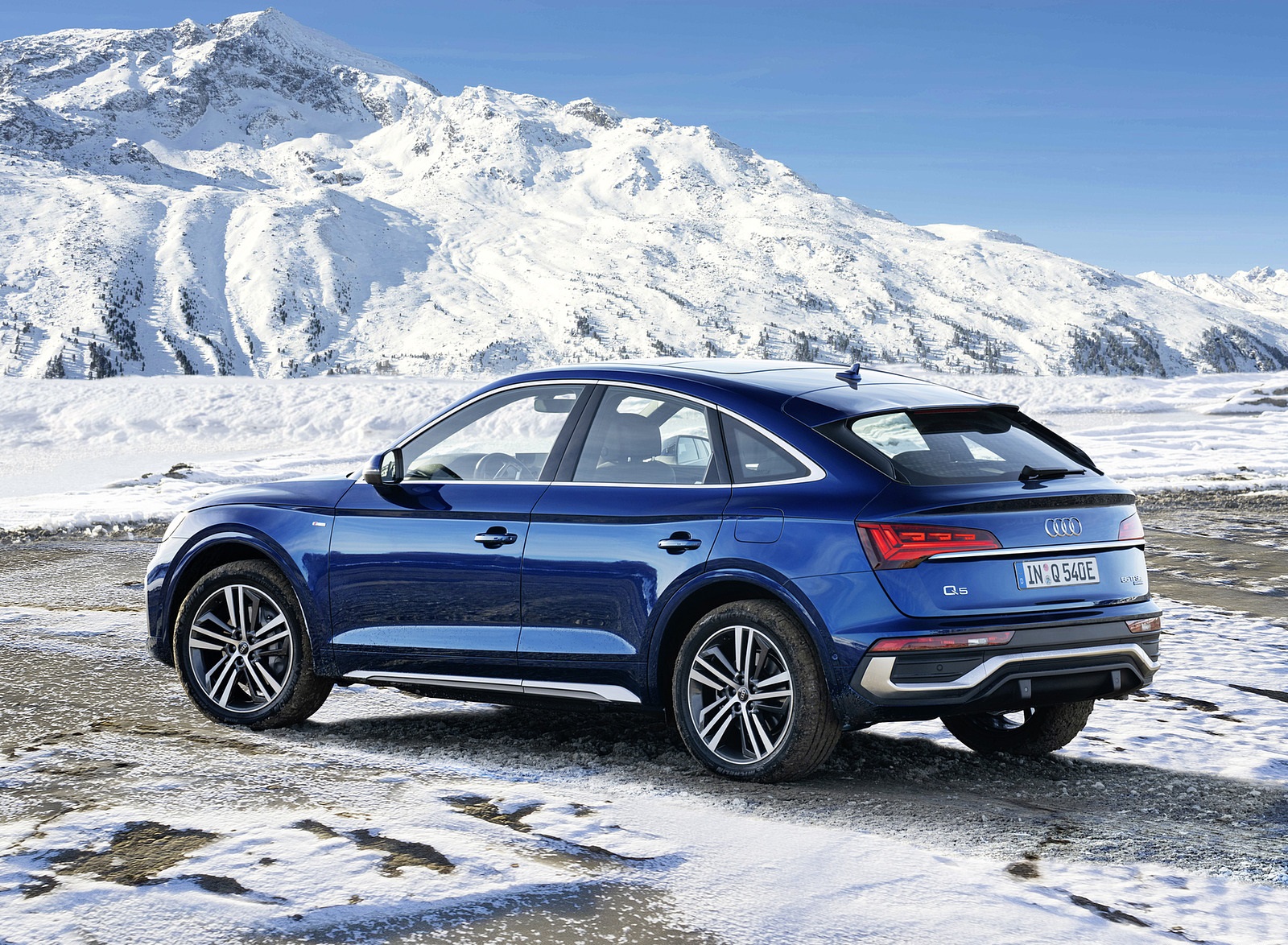 2021 Audi Q5 Sportback TFSI e (Color: Navarra Blue) Rear Three-Quarter Wallpapers #7 of 11