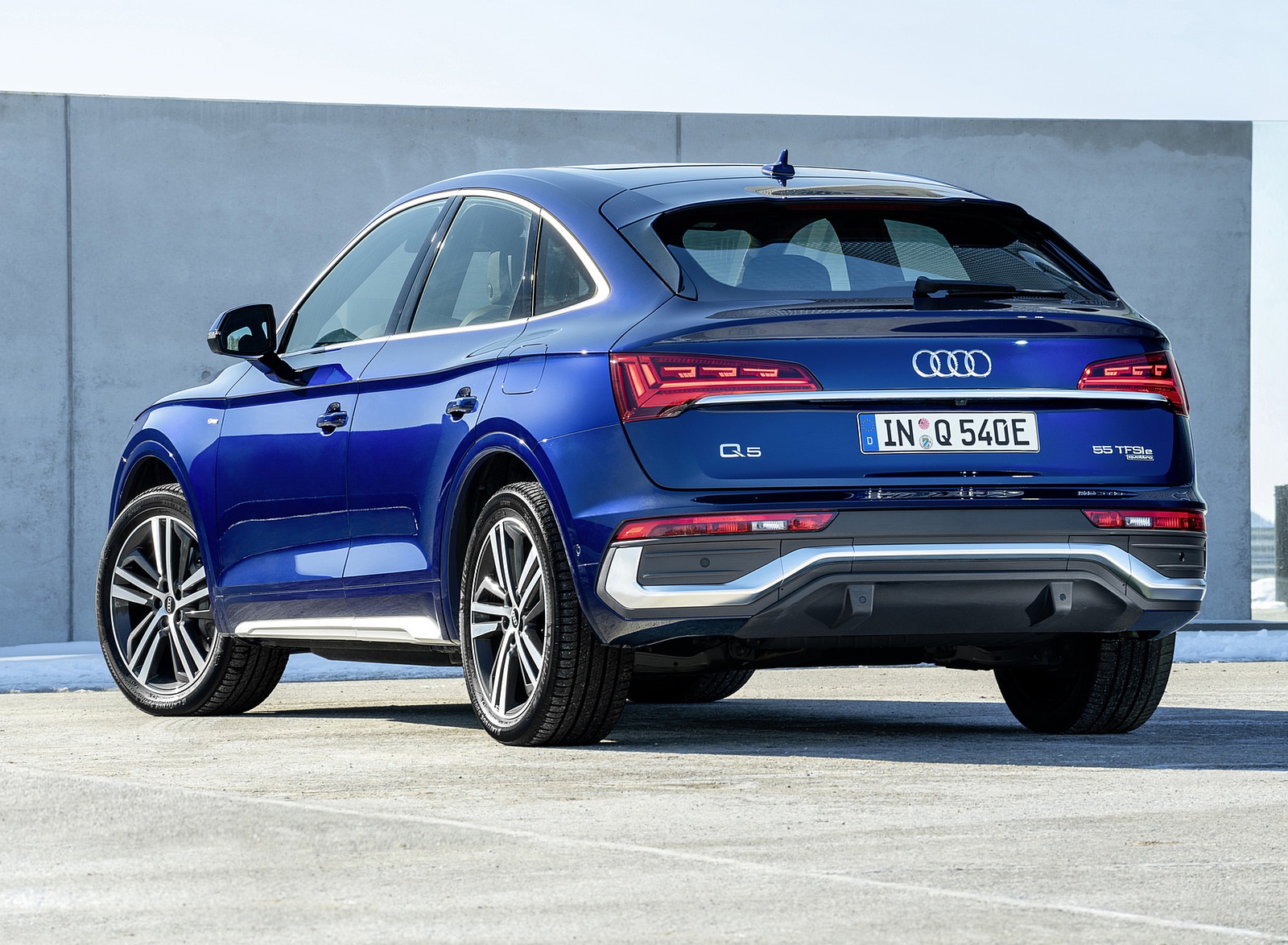 2021 Audi Q5 Sportback TFSI e (Color: Navarra Blue) Rear Three-Quarter Wallpapers (8)