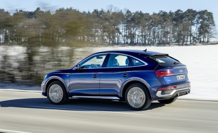 2021 Audi Q5 Sportback TFSI e (Color: Navarra Blue) Rear Three-Quarter Wallpapers 450x275 (5)