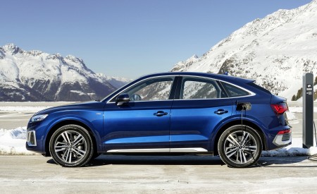 2021 Audi Q5 Sportback TFSI e (Color: Navarra Blue) Side Wallpapers 450x275 (9)