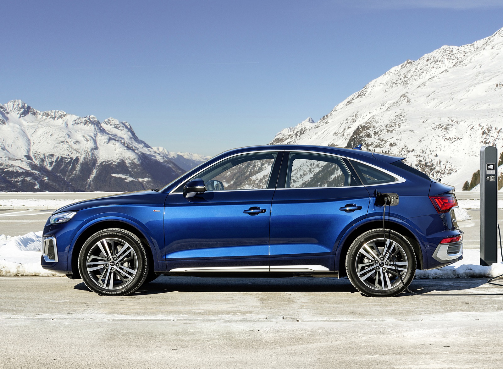 2021 Audi Q5 Sportback TFSI e (Color: Navarra Blue) Side Wallpapers (9)