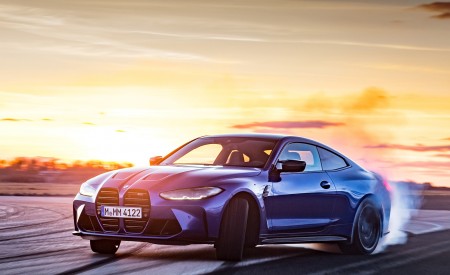 2021 BMW M4 Coupe Competition (Color: Portimao Blue) Front Three-Quarter Wallpapers 450x275 (17)