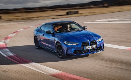 2021 BMW M4 Coupe Competition (Color: Portimao Blue) Front Three-Quarter Wallpapers 450x275 (22)