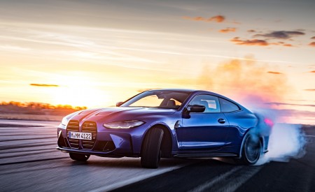 2021 BMW M4 Coupe Competition (Color: Portimao Blue) Front Three-Quarter Wallpapers 450x275 (19)