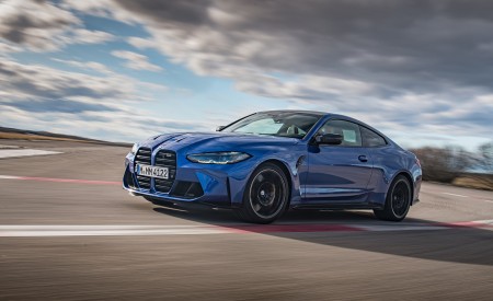 2021 BMW M4 Coupe Competition (Color: Portimao Blue) Front Three-Quarter Wallpapers 450x275 (25)