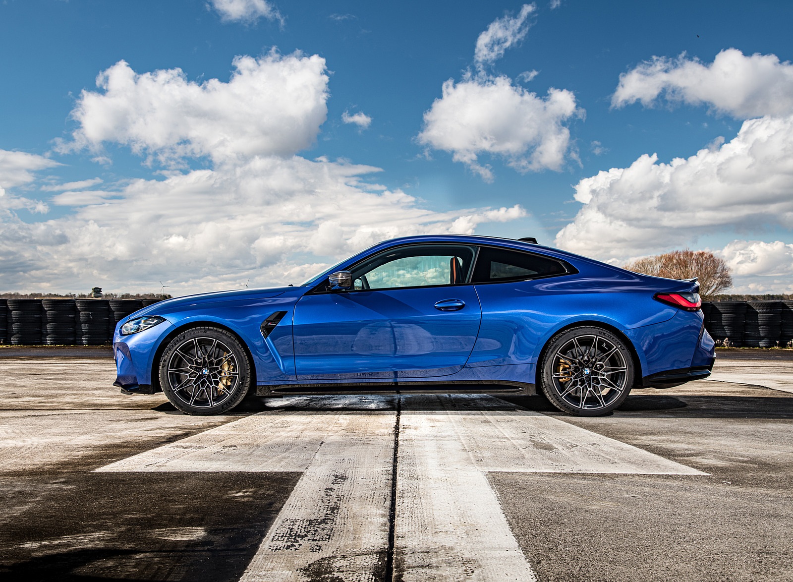 2021 BMW M4 Coupe Competition (Color: Portimao Blue) Side Wallpapers #48 of 207