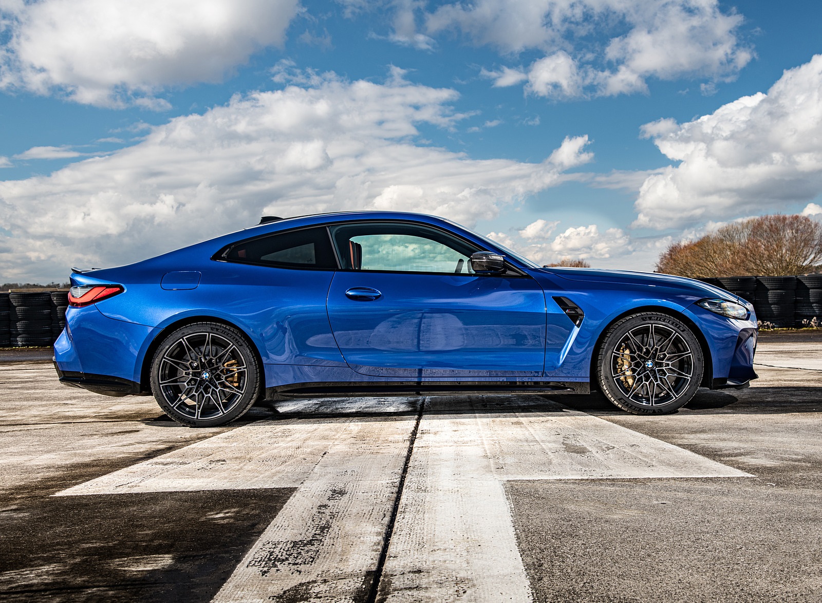 2021 BMW M4 Coupe Competition (Color: Portimao Blue) Side Wallpapers #49 of 207