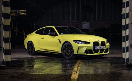 2021 BMW M4 Coupe Competition (Color: Sao Paulo Yellow) Front Three-Quarter Wallpapers 450x275 (103)