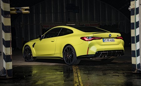 2021 BMW M4 Coupe Competition (Color: Sao Paulo Yellow) Rear Three-Quarter Wallpapers 450x275 (106)