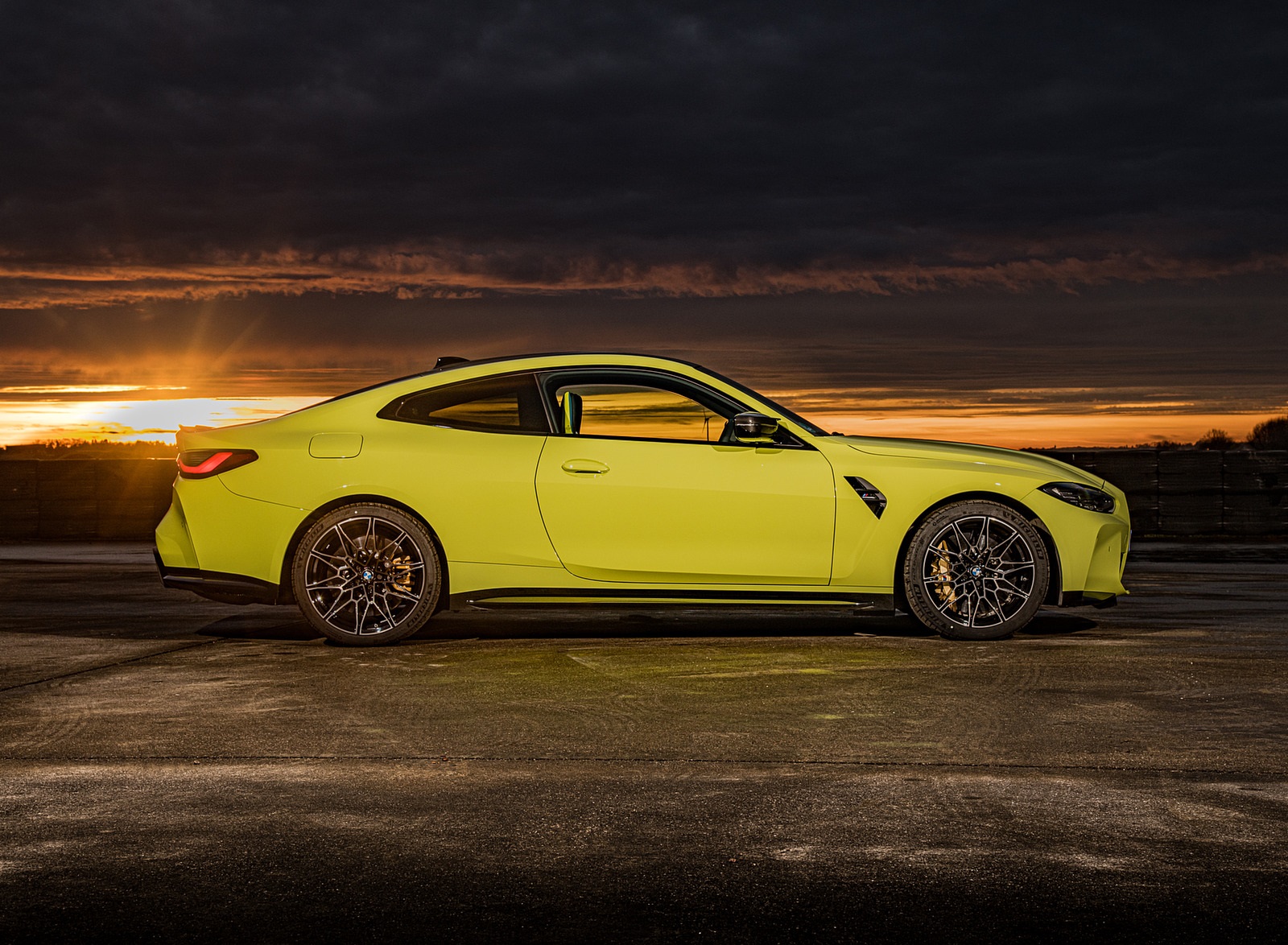 2021 BMW M4 Coupe Competition (Color: Sao Paulo Yellow) Side Wallpapers #100 of 207