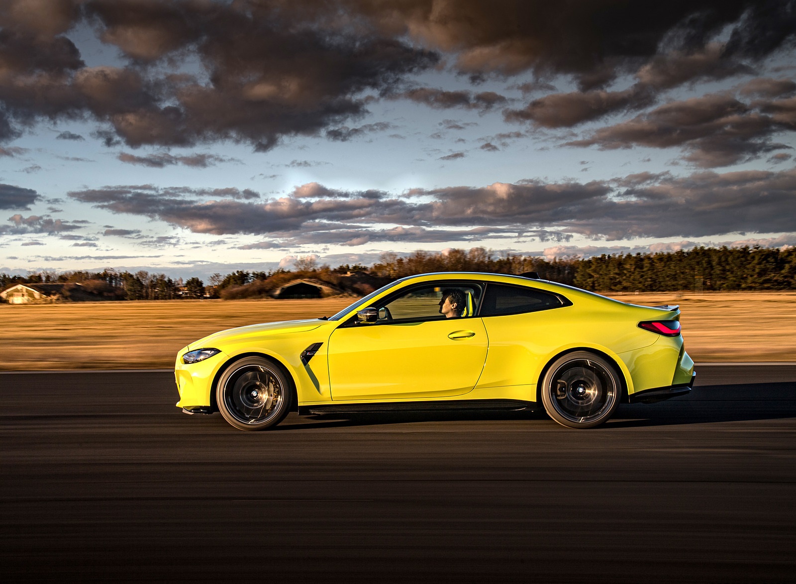 BMW m4 2018 желтая