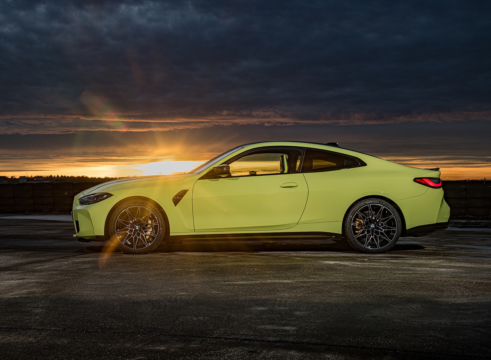 2021 BMW M4 Coupe Competition (Color: Sao Paulo Yellow) Side Wallpapers #101 of 207