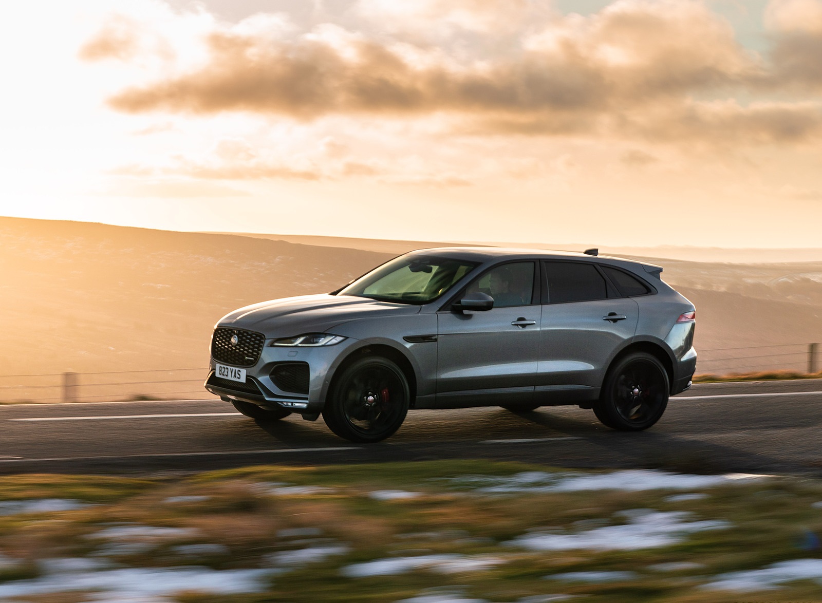 2021 Jaguar F-Pace P400 MHEV R-Dynamic SE Front Three-Quarter Wallpapers #10 of 24