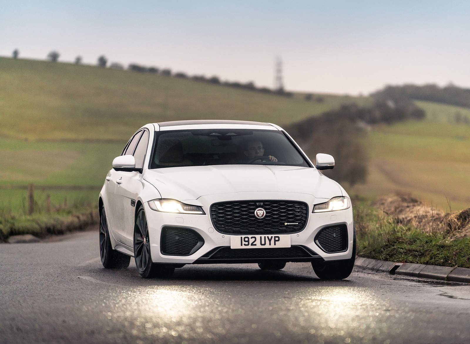 2021 Jaguar XF P300 R-Dynamic SE Front Wallpapers  #9 of 30