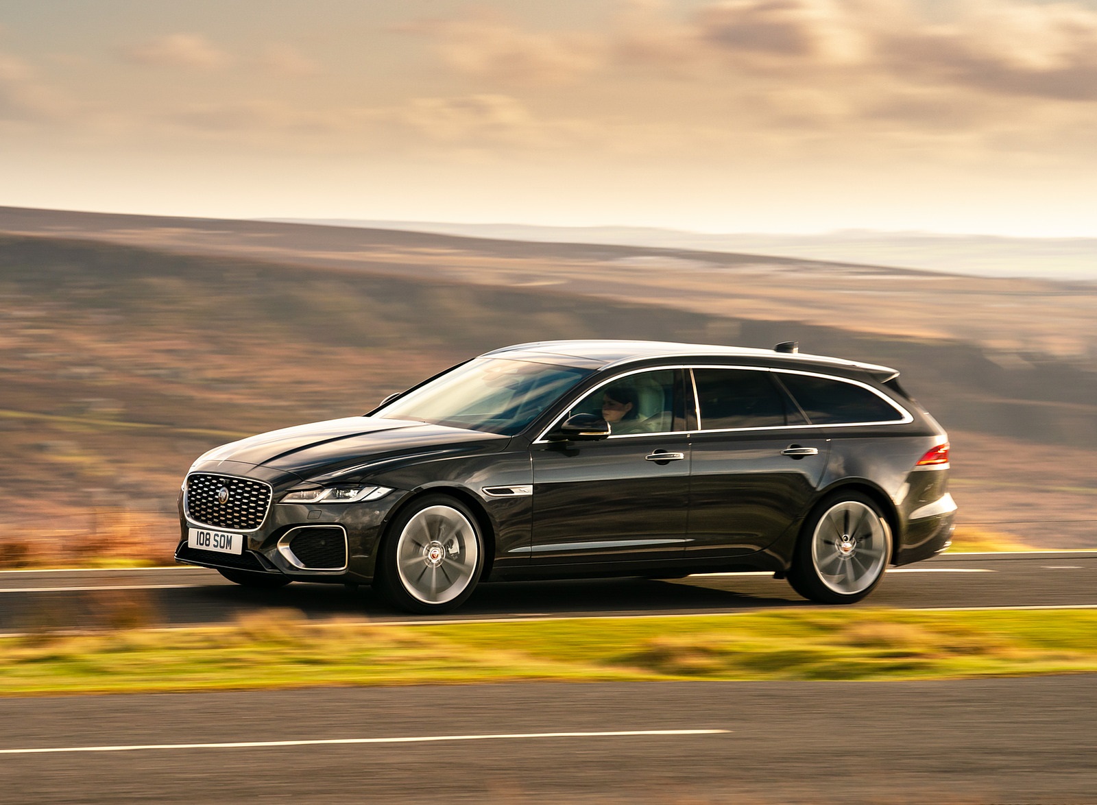 2021 Jaguar XF Sportbrake D200 MHEV SE Front Three-Quarter Wallpapers  (9)