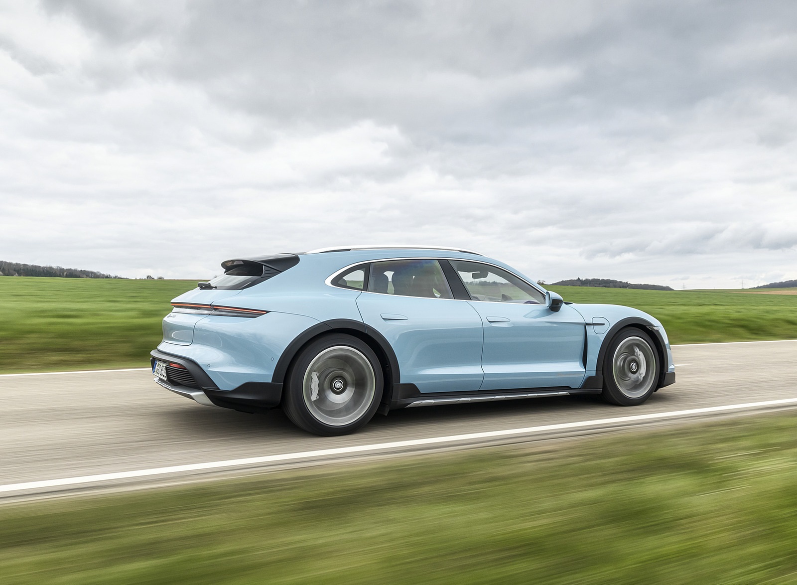 2022 Porsche Taycan 4S Cross Turismo (Color: Frozen Blue Metallic) Rear Three-Quarter Wallpapers #51 of 95