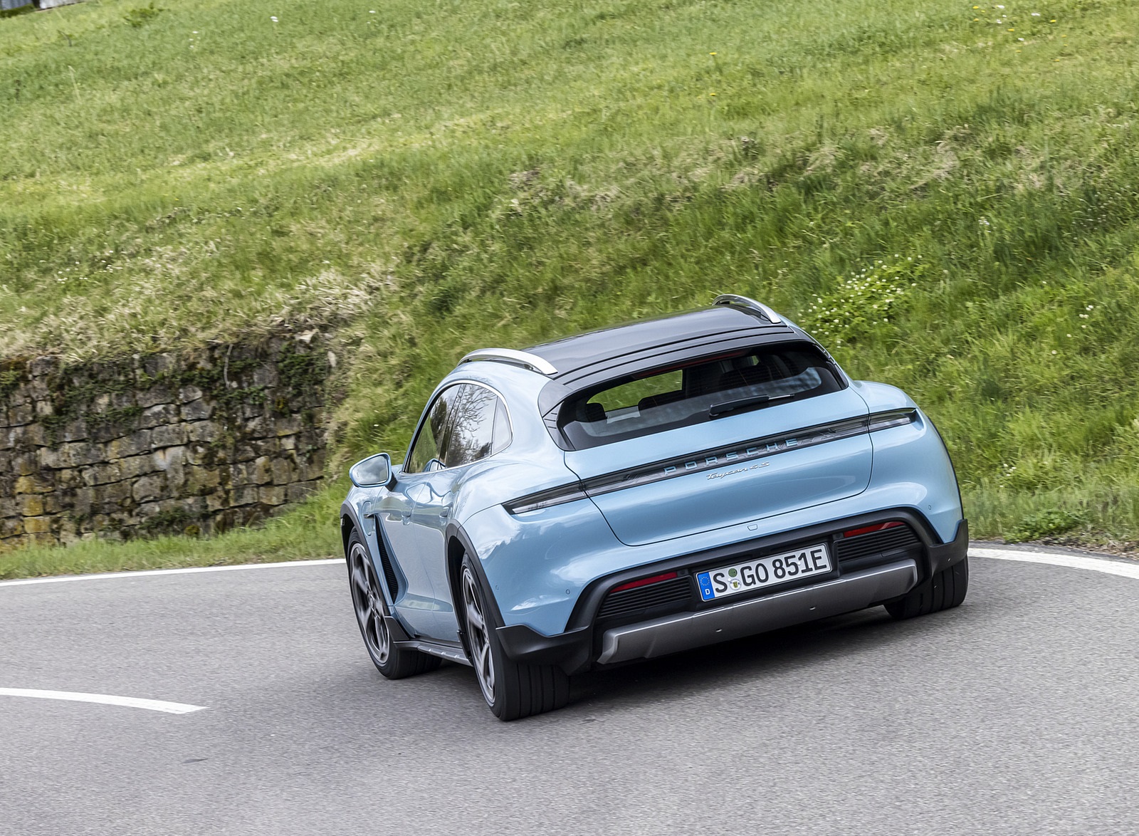 2022 Porsche Taycan 4S Cross Turismo (Color: Frozen Blue Metallic) Rear Wallpapers #45 of 95