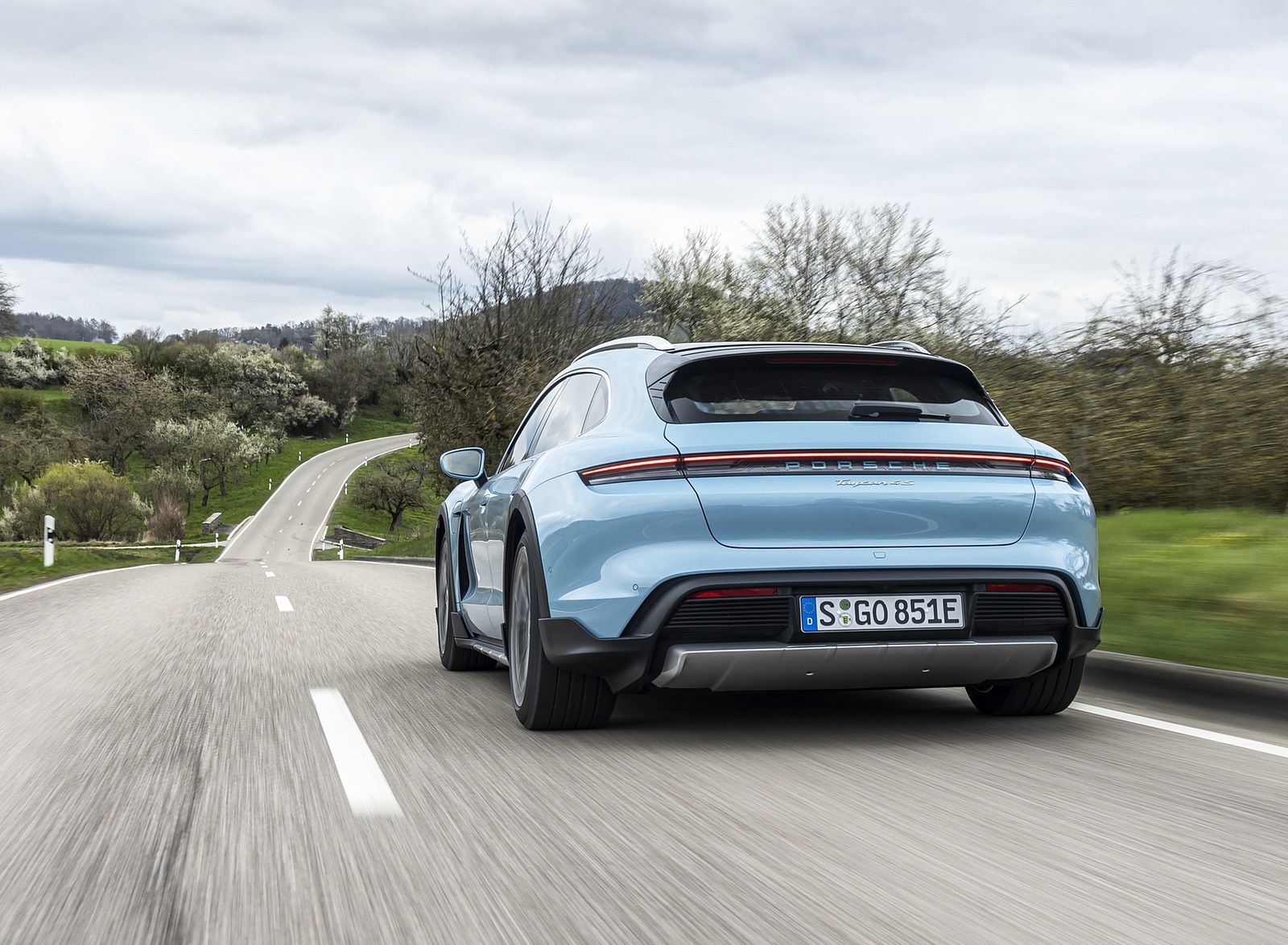 2022 Porsche Taycan 4S Cross Turismo (Color: Frozen Blue Metallic) Rear Wallpapers #57 of 95