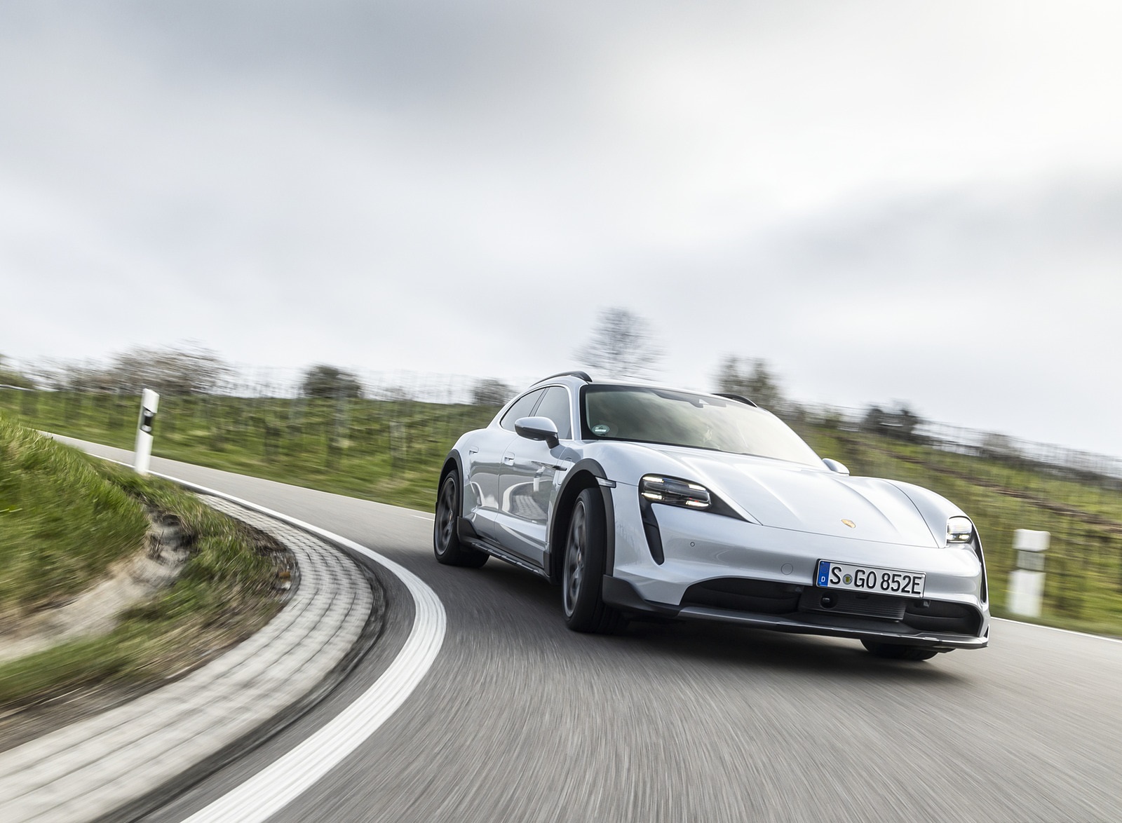 2022 Porsche Taycan 4S Cross Turismo (Color: Ice Grey Metallic) Front Wallpapers (1). Download Wallpaper