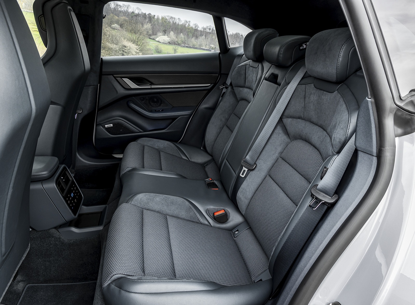 2022 Porsche Taycan 4S Cross Turismo (Color: Ice Grey Metallic) Interior Rear Seats Wallpapers #35 of 95