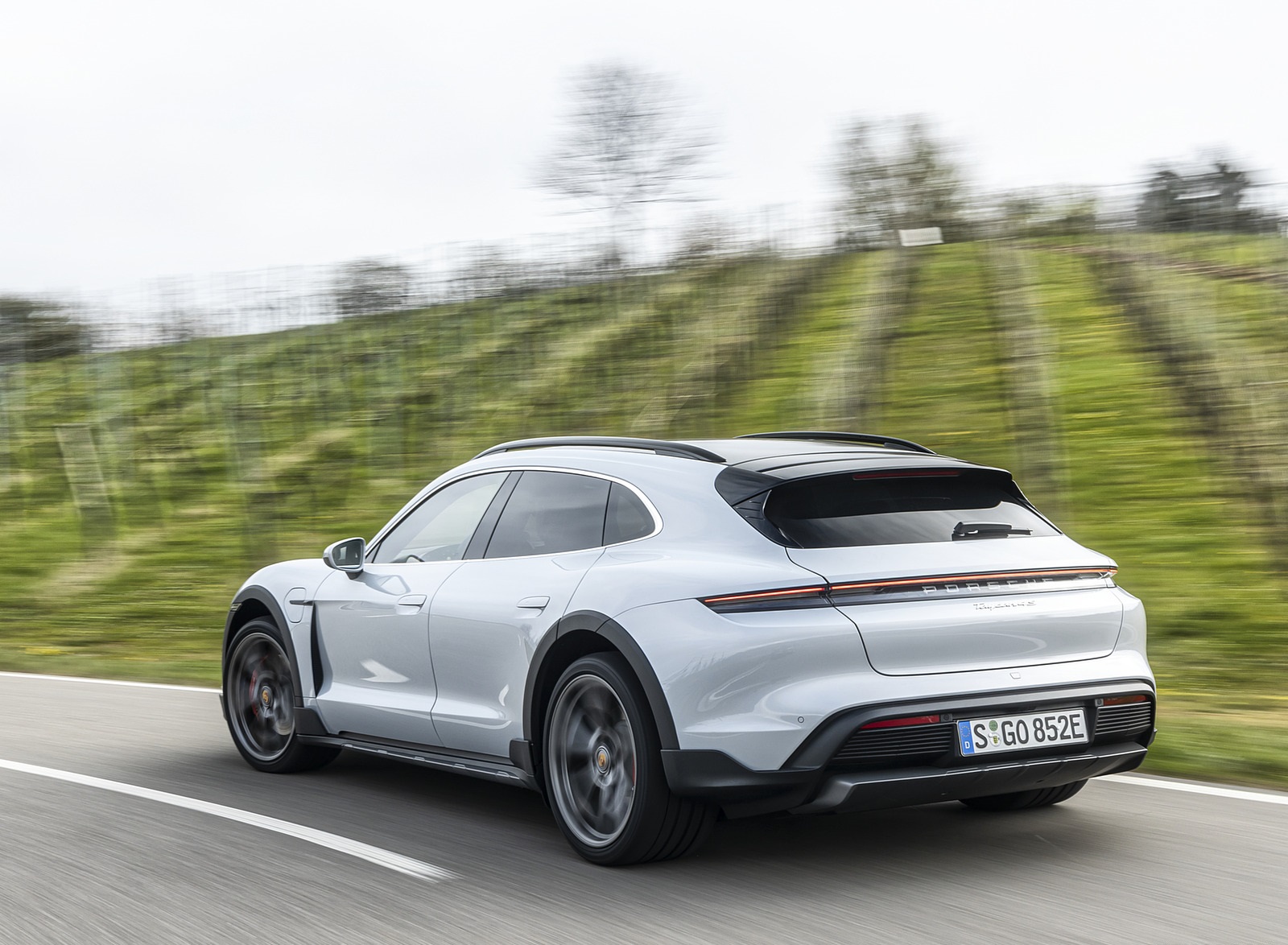 2022 Porsche Taycan 4S Cross Turismo (Color: Ice Grey Metallic) Rear Three-Quarter Wallpapers (4)