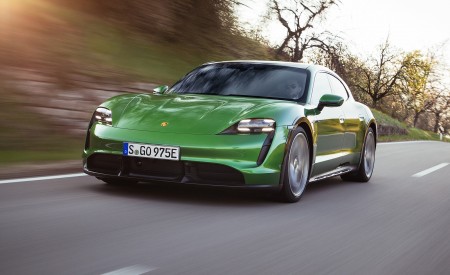 2022 Porsche Taycan Turbo S Cross Turismo (Color: Mamba Green Metallic) Front Wallpapers 450x275 (2)