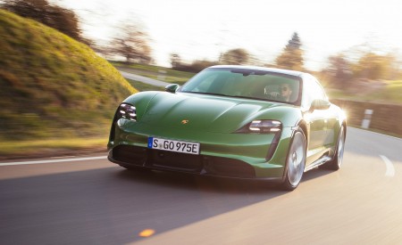 2022 Porsche Taycan Turbo S Cross Turismo (Color: Mamba Green Metallic) Front Wallpapers 450x275 (4)