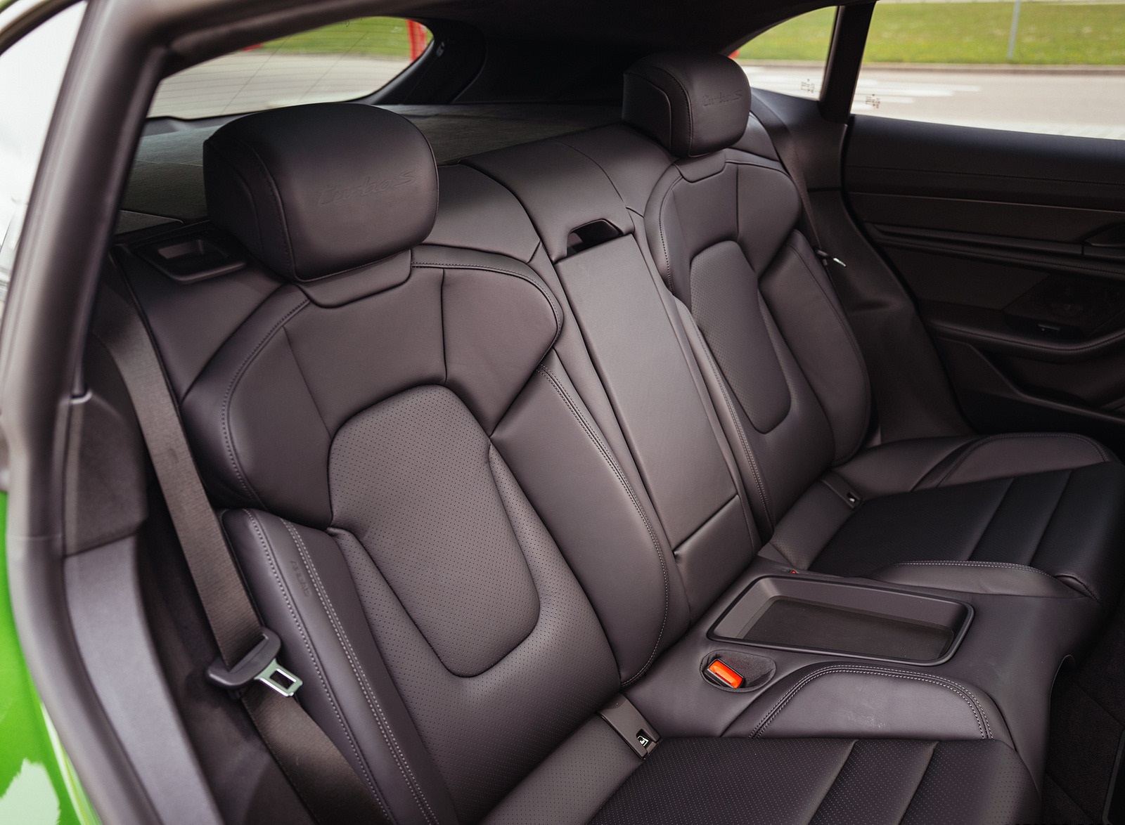2022 Porsche Taycan Turbo S Cross Turismo (Color: Mamba Green Metallic) Interior Rear Seats Wallpapers #36 of 56