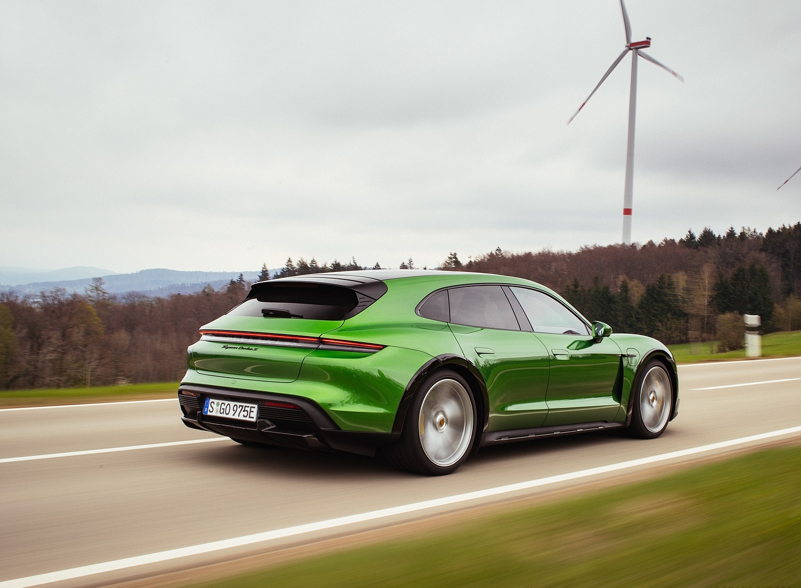 2022 Porsche Taycan Turbo S Cross Turismo (Color: Mamba Green Metallic) Rear Three-Quarter Wallpapers #16 of 56