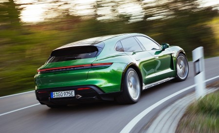 2022 Porsche Taycan Turbo S Cross Turismo (Color: Mamba Green Metallic) Rear Three-Quarter Wallpapers 450x275 (9)
