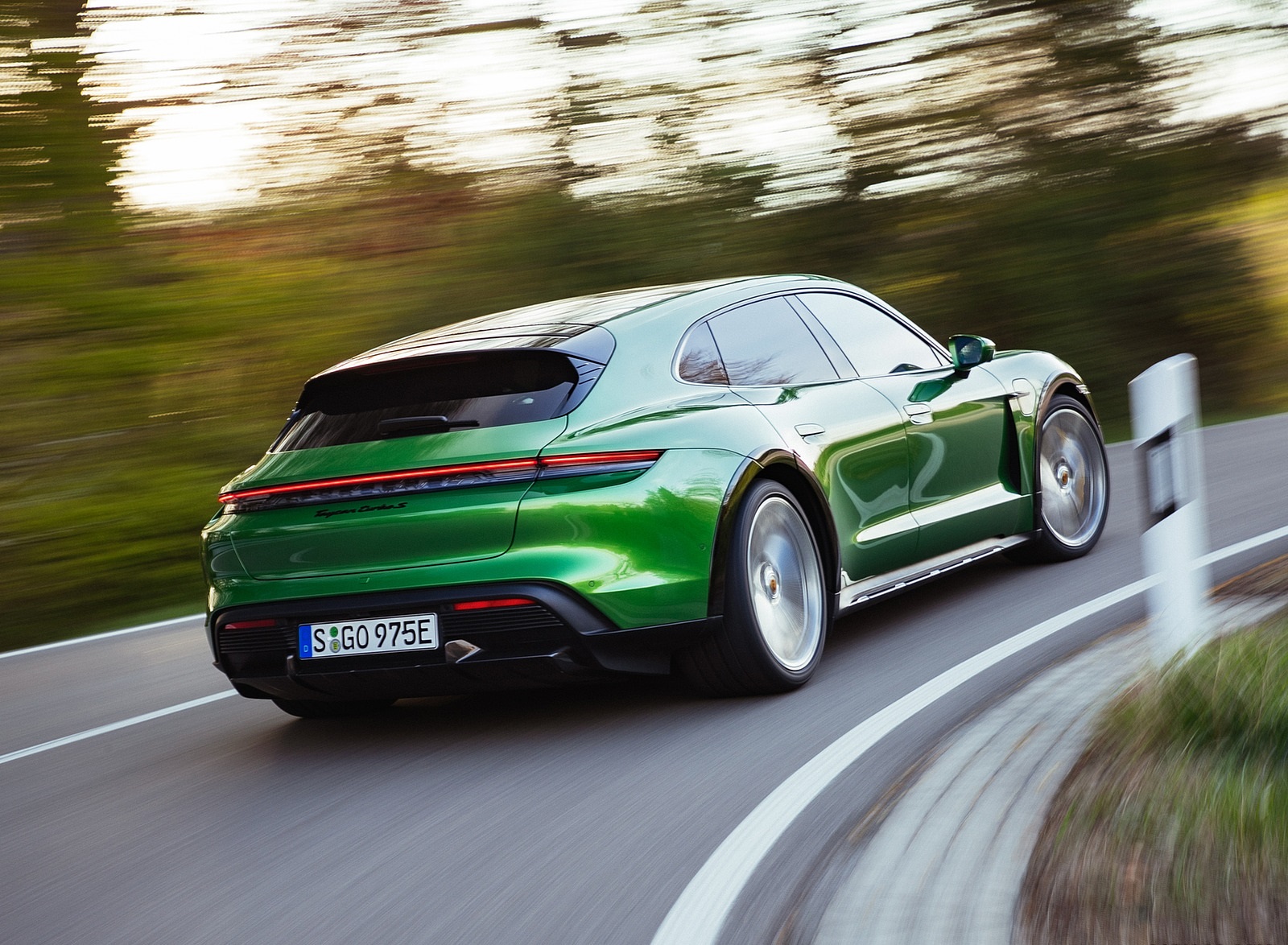 2022 Porsche Taycan Turbo S Cross Turismo (Color: Mamba Green Metallic) Rear Three-Quarter Wallpapers (9)