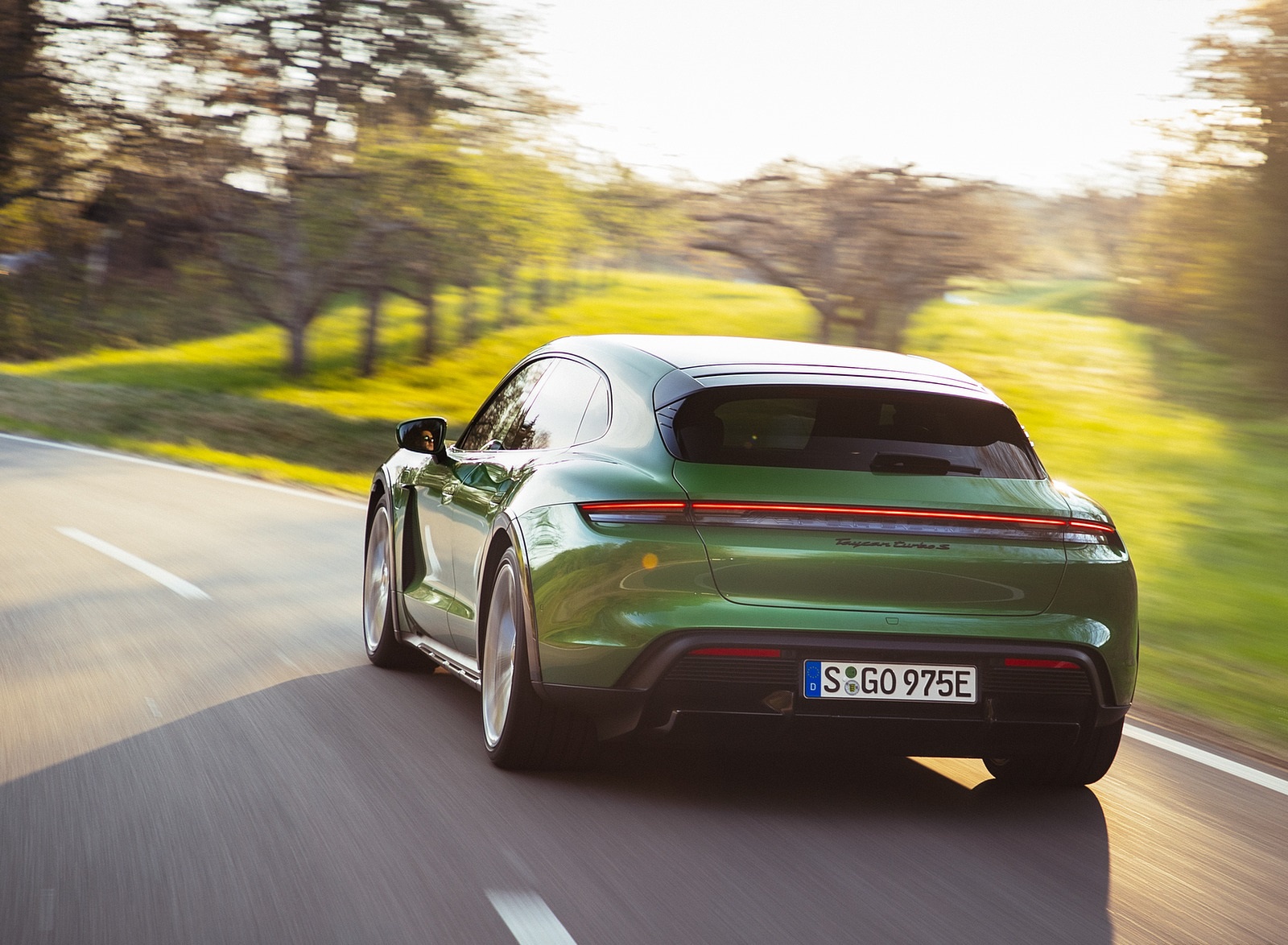 2022 Porsche Taycan Turbo S Cross Turismo (Color: Mamba Green Metallic) Rear Wallpapers (5)