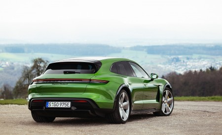 2022 Porsche Taycan Turbo S Cross Turismo (Color: Mamba Green Metallic) Rear Wallpapers 450x275 (23)