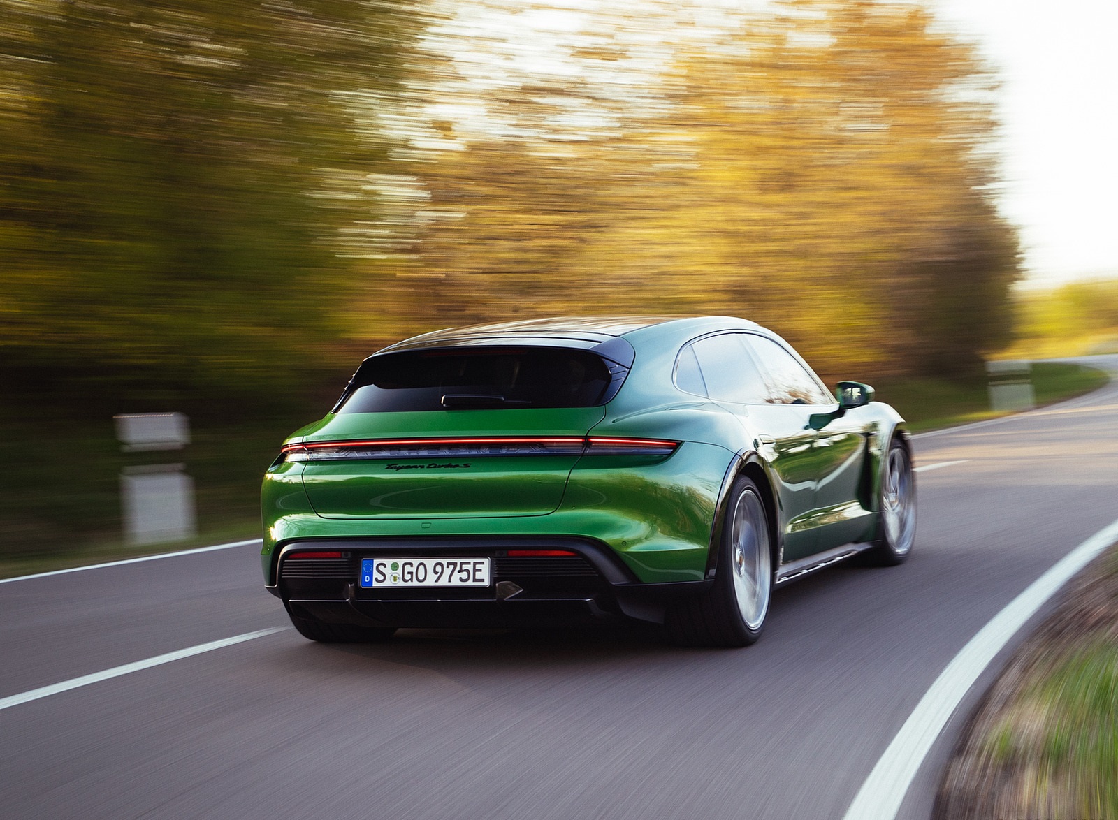 2022 Porsche Taycan Turbo S Cross Turismo (Color: Mamba Green Metallic) Rear Wallpapers (6)