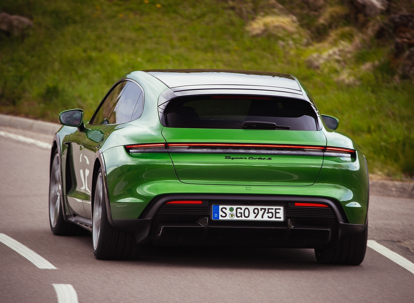 2022 Porsche Taycan Turbo S Cross Turismo (Color: Mamba Green Metallic) Rear Wallpapers #18 of 56
